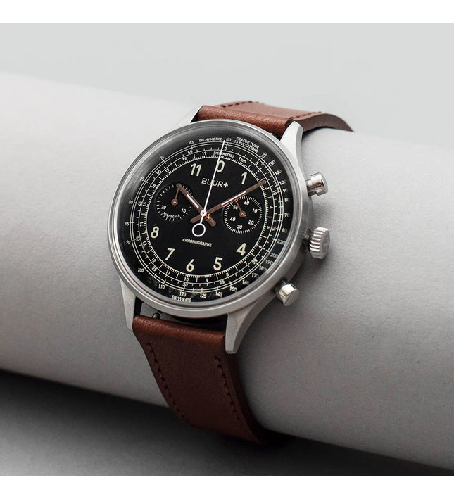 Multiscale in Schwarz mit vergoldeten Markierungen