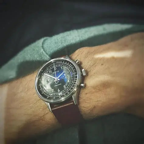 Multiscale in Schwarz mit vergoldeten Markierungen