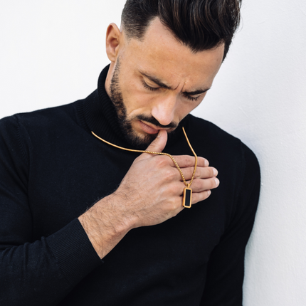 Goldene Halskette mit rechteckigem Onyx-Anhänger